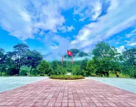 Lá cờ Việt Nam tung bay trên nền di sản